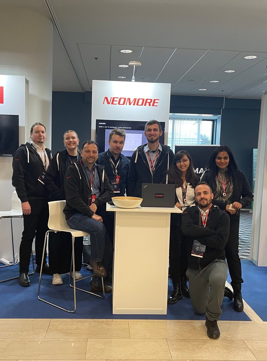 neomore-outside-the-office-4-scaled